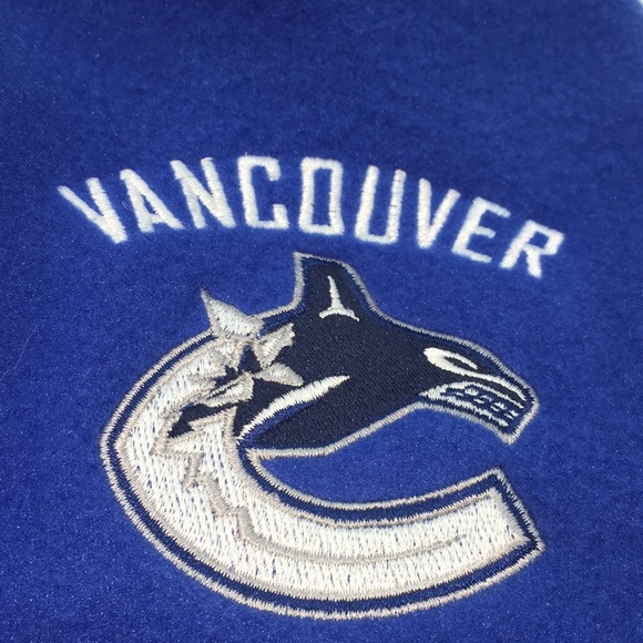 NHL Vancouver Canucks Hockey Team Dog Fleece Hoodie Sweater Size Tiny 2-5 lbs - Picture 2 of 13